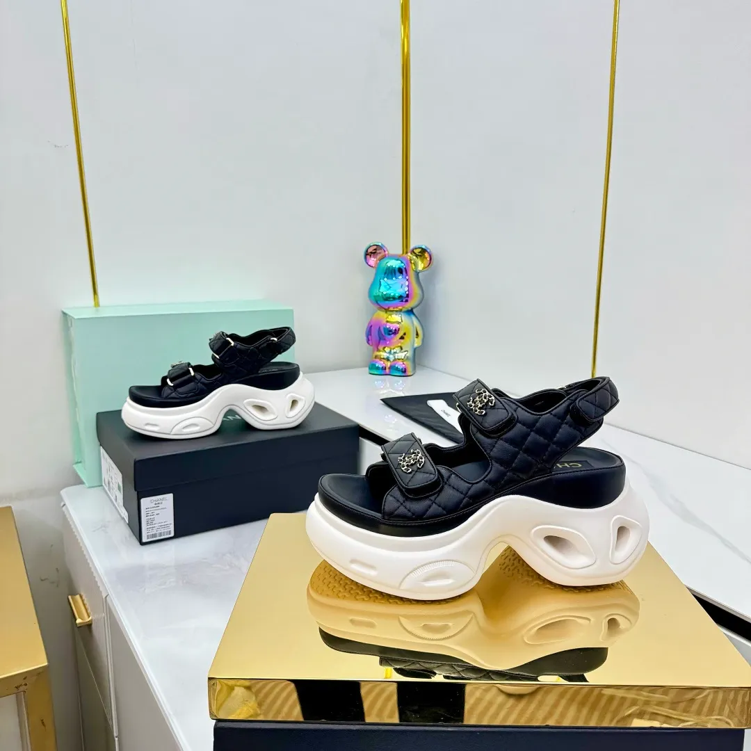 👟👟Ex-factory price 680👟👟 Top version... Chanel｜Chanel Xiaoxiang Velcro Beach Slippers Slippers Casual Beach Shoes 25ss Spring and Summer New Style! Beach shoes are a hit all over the internet! The latest model from the counter, I am still willing to buy it on my feet. It must be ranked among the most popular models. It is invincible in all seasons. Various bloggers and Internet celebrities can see the matching styles. Highly recommended. Pearlescent sheepskin upper, sheepskin lining, suede for feet. Original open-molded TPU outsole size: 35-40 (customized for 40 and 41). Full set of original packaging 👉 👉 👉 👉 👉